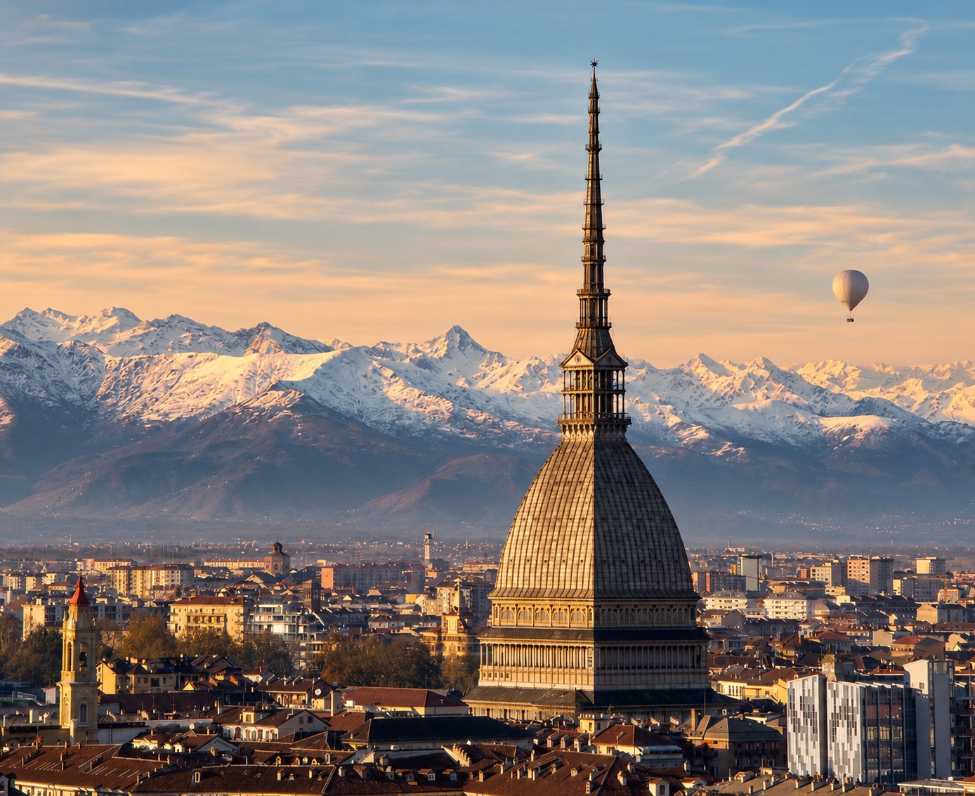 Panorama di Torino con la Mole Antonelliana e le Alpi sullo sfondo